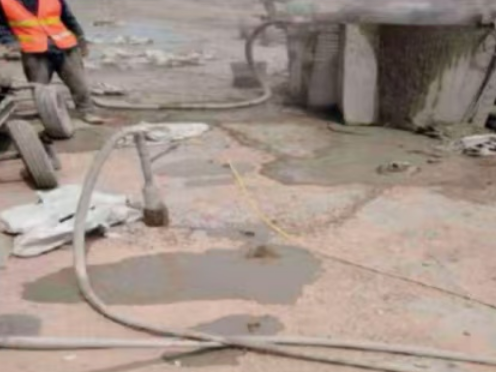 和平镇水泥混凝土路面板底注浆技术 路面脱空注浆整治方案