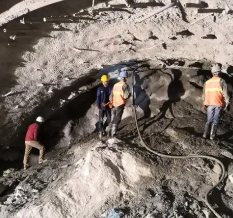 和平镇拱顶带模注浆料的施工流程及注意事项